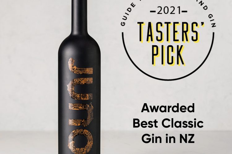 Juno Extra Fine Gin 700ml with Tasters' Pick 2021 Award Badge on light grey background.